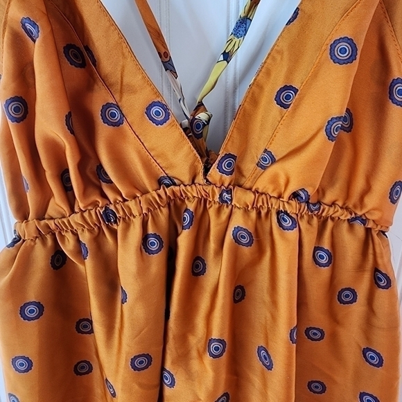 KLd-Signature backless w/thin criss cross straps on back. Deep v-neck Vibrant - Picture 5 of 14